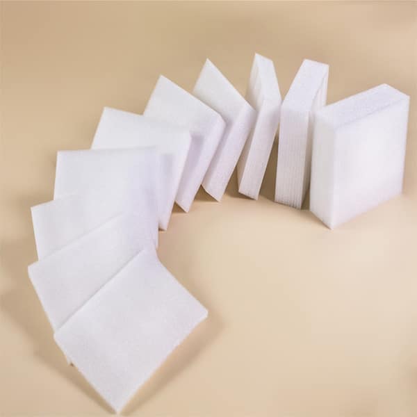 EPE包裝材料的種類: EPE珍珠棉、 珍珠棉袋、 泡泡粒、 珍珠棉板。 珍珠棉或珍珠棉袋的特性:質輕柔軟,無臭無毒,耐沖擊性,保護產品給予足夠的緩沖和表面保護。 泡泡粒的特性:不易破損,可填塞較細小的縫隙,易用于外觀復雜的產品保護。